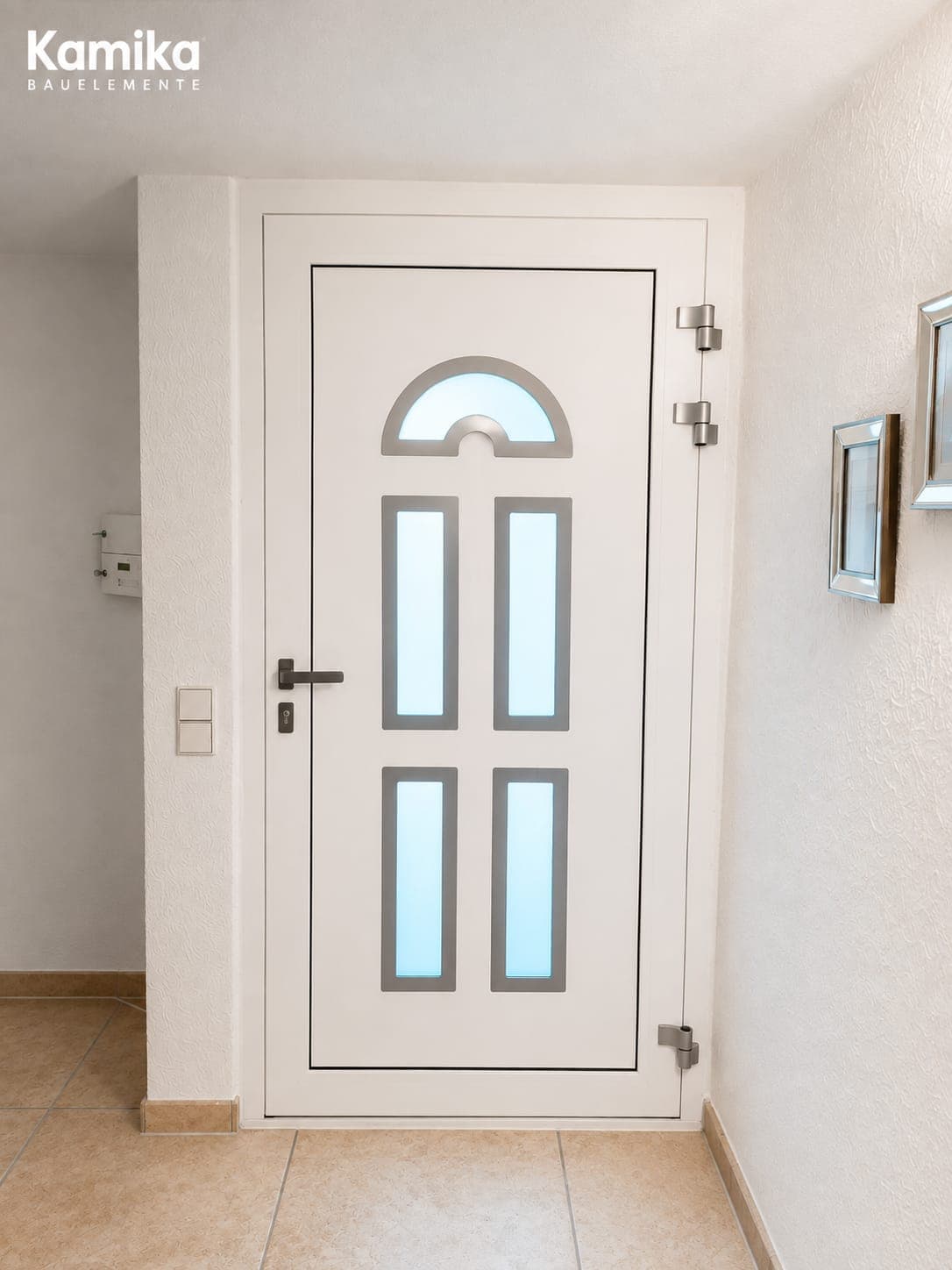 Weiße Haustür mit Fächer-Oberlicht, vom Flur aus gesehen