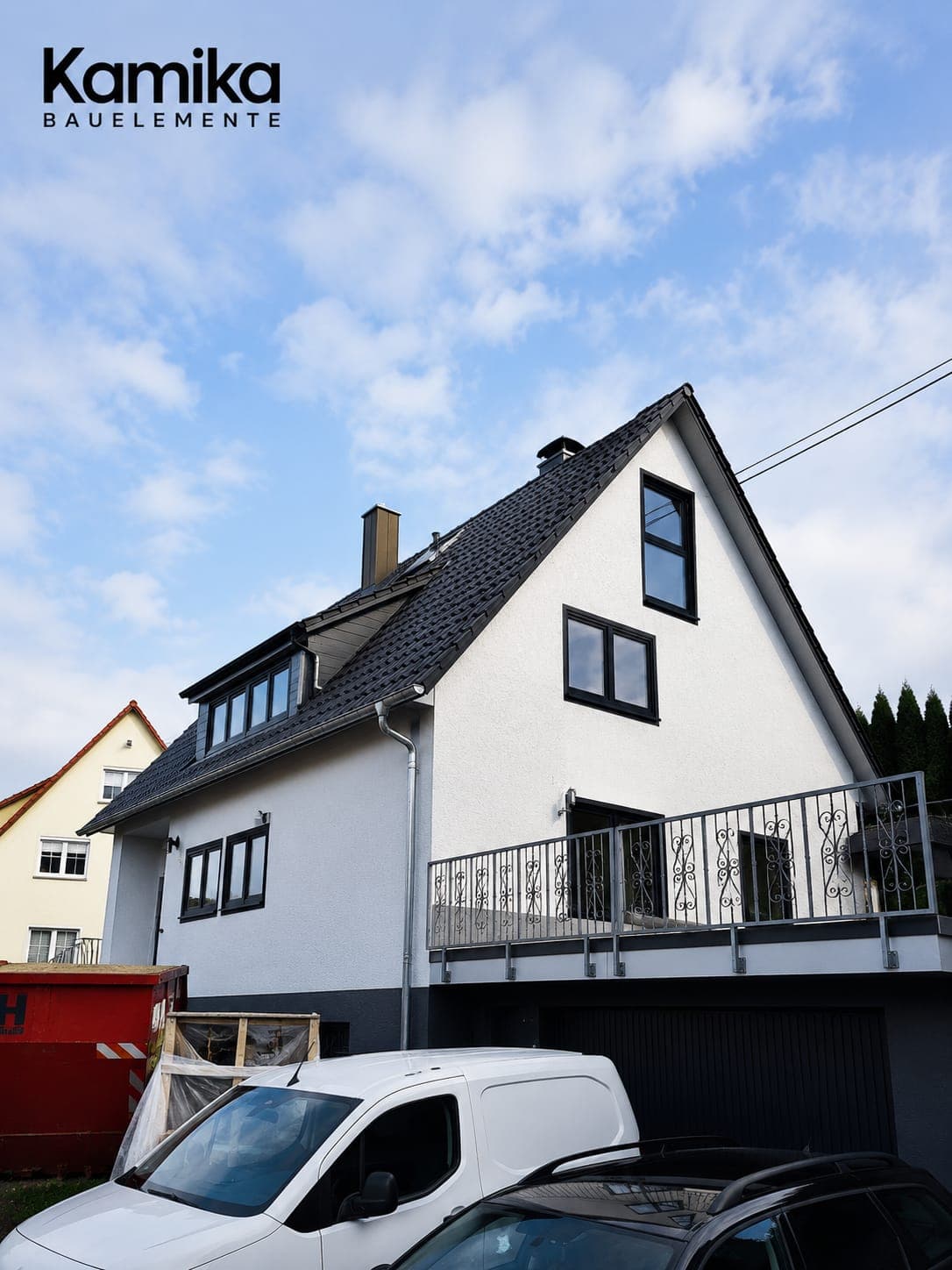 Weißes Haus mit neuen Anthrazit-Fenstern in Giebel und Gaube