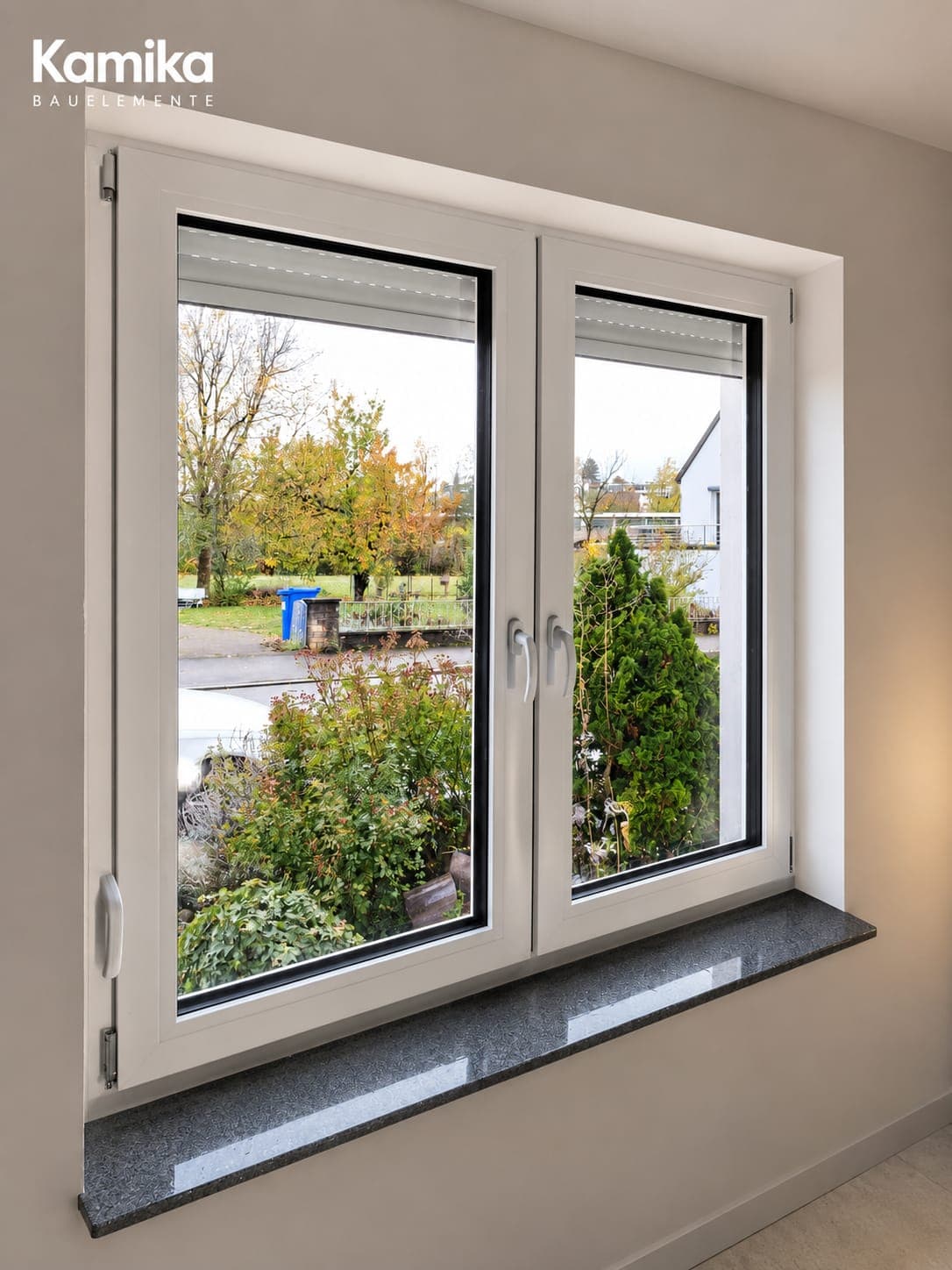 Zweiflügeliges weißes Fenster mit Granit-Fensterbank, Blick in den Garten